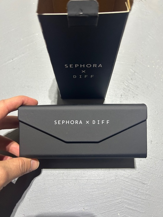 (NEW) Sephora x DIFF Indy Black Chunky Polarized Sunglasses with Hard Case main image 14